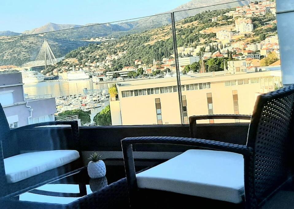 Gorgeous Sea View With Free Parking Apartment